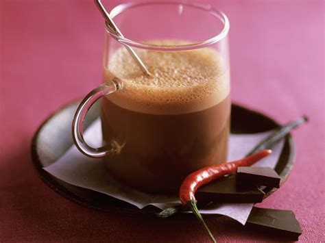 Würzige heiße Schokolade mit Chili und Kardamom im Glas