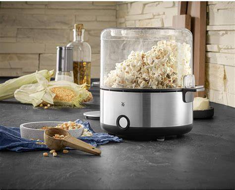 WMF Popcornmaschine auf einem Küchentisch mit Zutaten (Mais, Öl, Zucker)