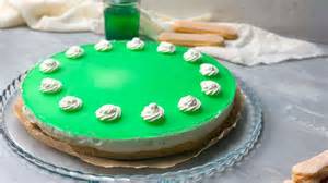Wackelpuddingkuchen mit grüner Götterspeise und Löffelbiskuitboden