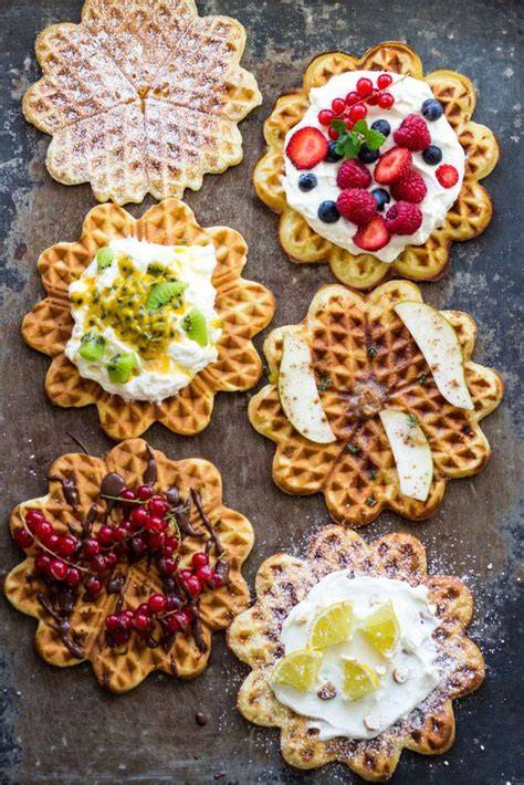 Waffel Bowls mit verschiedenen Toppings