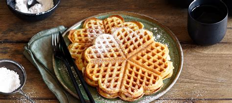 Waffel Inn: heiße Waffeln auf Teller mit Kaffee
