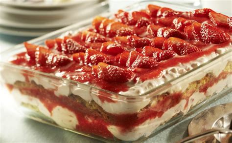 Waffel Lasagne Dessert angerichtet in einer Auflaufform