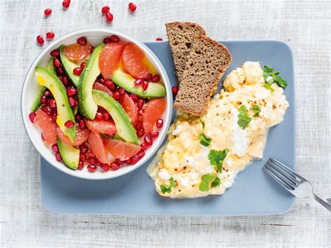 Waffel belegt mit Avocado, Grapefruit, Hüttenkäse und Granatapfelkernen