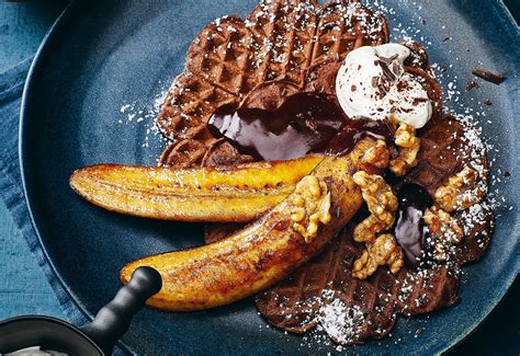 Waffel mit Banane, Schokosauce und Vanilleeis