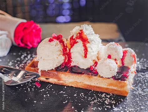 Waffel mit Beeren, Sahne und Eiskugel