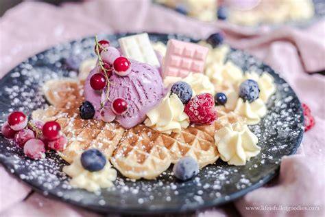 Waffel mit Beeren, Sahne und Schokosoße