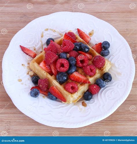 Waffel mit Beeren, Sahne und Sirup