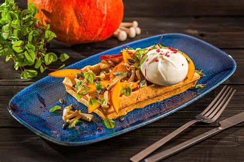 Waffel mit Burrata, Kräutern und Rote-Bete-Tatar