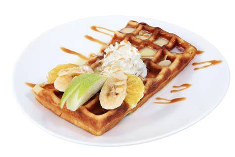 Waffel mit Früchten und Schlagsahne auf Teller