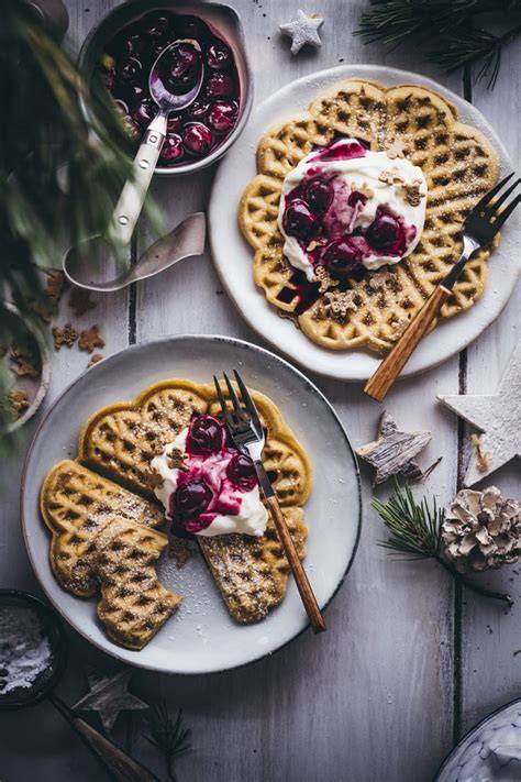 Waffel mit Kirschkompott und einem Klacks Sahne