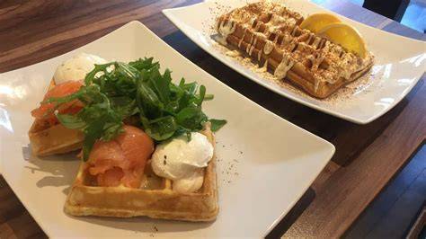 Waffel mit Lachs und Sauerrahm im klassischen Café