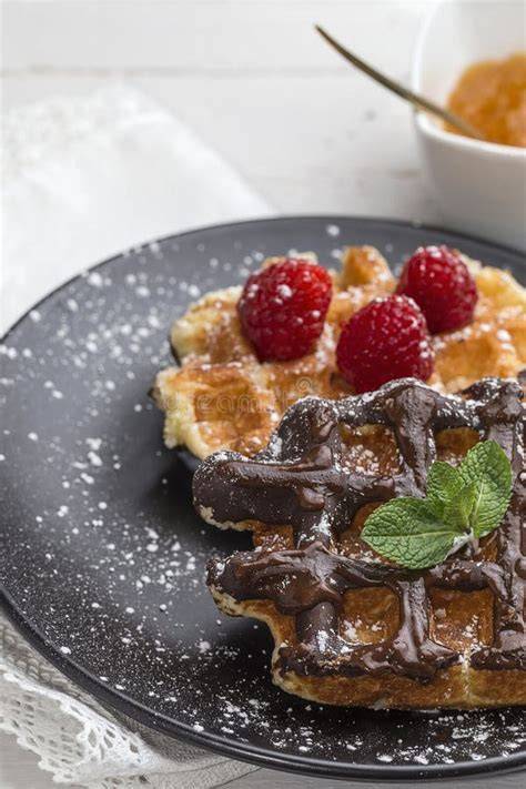 Waffel mit Nicecream, Himbeeren und Kakao-Nibs