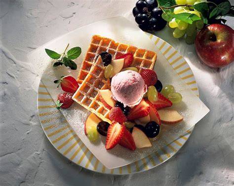 Waffel mit Obstsalat und Eis