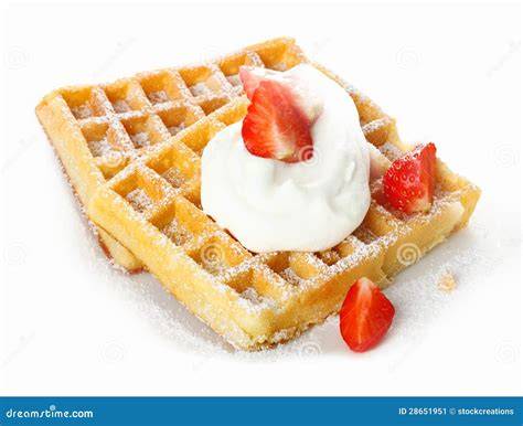 Waffel mit Puderzucker, Erdbeeren und Sahne