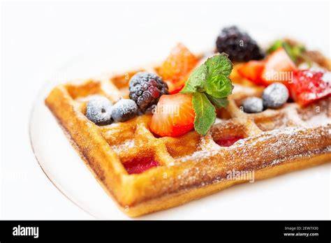 Waffel mit Puderzucker und Beeren