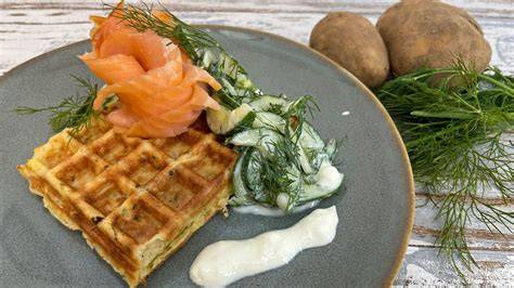 Waffel mit Räucherlachs und Kräuterdip