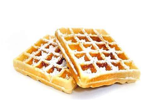 Waffel mit Steinobst-Zimt-Kompott und Puderzucker