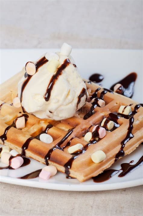 Waffel mit Zimtcreme und Vanilleeis