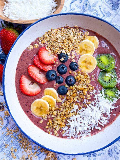 Waffel mit bunten Toppings, WonderShakes und Acai Bowl auf einem Tisch in modernem Café-Ambiente
