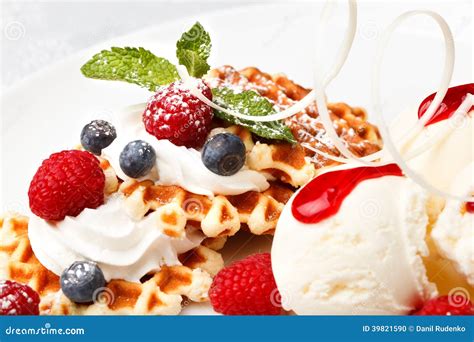 Waffel mit frischen Beeren und Schlagsahne