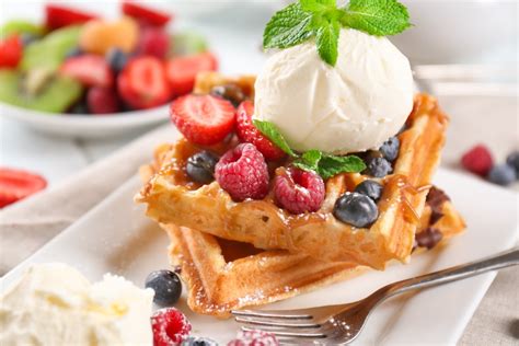 Waffel mit fruchtigen Soßen und Toppings