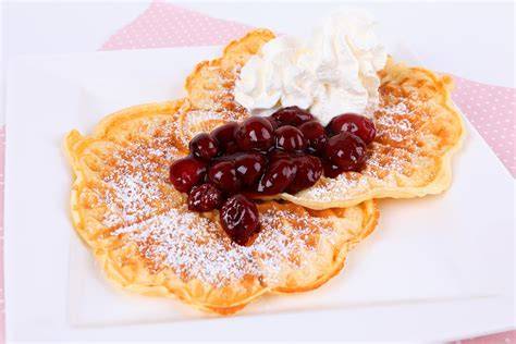 Waffel mit heißen Kirschen und Schlagcreme
