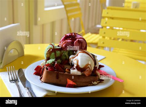 Waffel mit verschiedenen Eissorten vor Naturkulisse