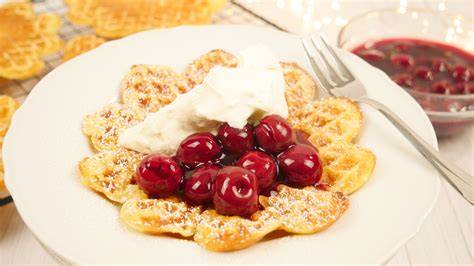 Waffel mit warmen Kirschen und Sahne