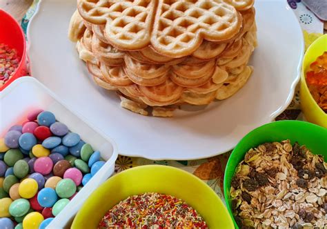 Waffel-Buffet mit verschiedenen Toppings