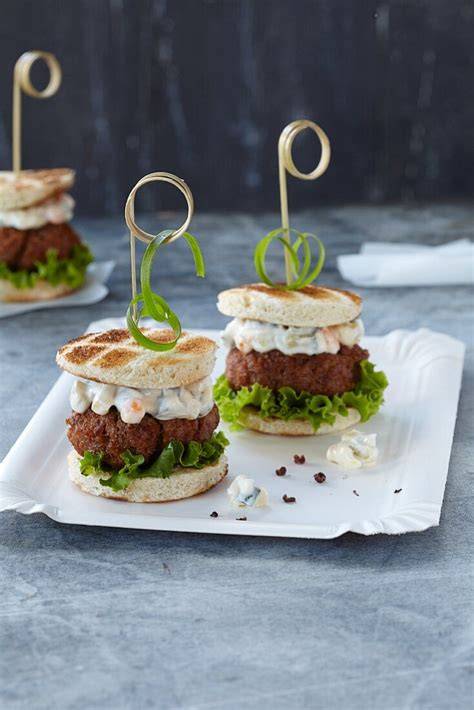Waffel-Burger mit Rinder-Patty, Salat und Remoulade