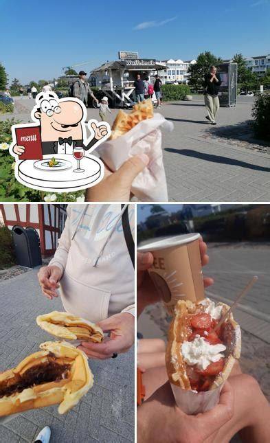 Waffel-Stand von Maik in Zingst und glückliche Gäste