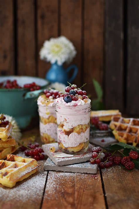 Waffel-Tiramisu mit Sommerbeeren im Ball-Mason-Glas