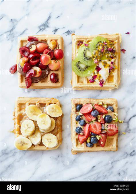 Waffelauswahl mit verschiedenen Toppings und saisonalem Obst
