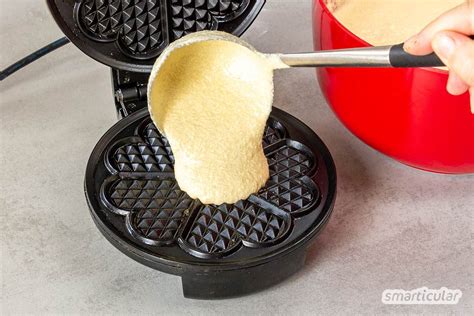 Waffelbacken Schritt-für-Schritt: Einfüllen des Teiges und frische Waffeln im Waffeleisen
