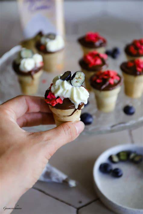 Waffelbecher gefüllt mit Creme und Früchten