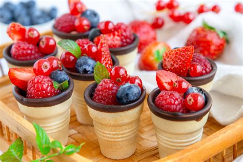 Waffelbecher mit Sahne-Mascarpone-Creme und Dekoration