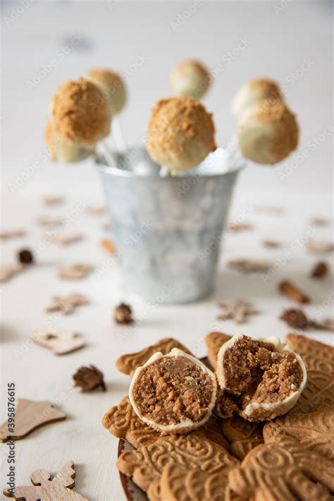 Waffeleier und Schokolade angerichtet auf einem Tisch