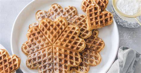 Waffeleisen, Teigportionen und frische Herzwaffeln als Schritt-für-Schritt-Collage