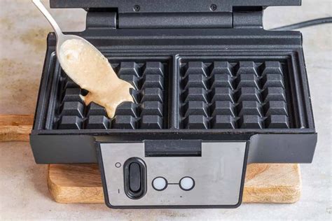Waffeleisen beim Ausbacken von Apfelmus-Waffeln