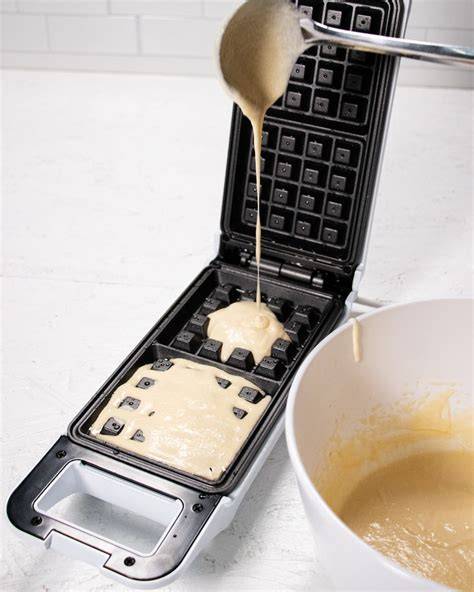 Waffeleisen einfetten und Teig einfüllen