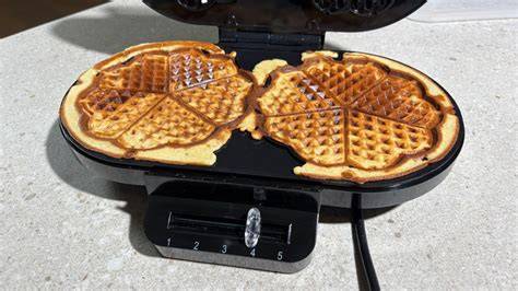 Waffeleisen im Einsatz, goldbraune Waffeln