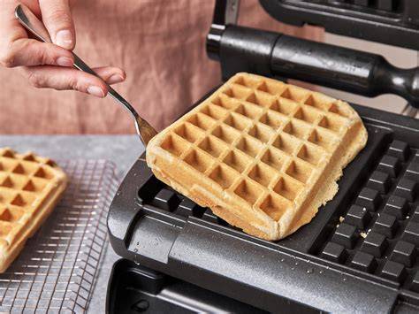 Waffeleisen in Aktion mit goldbraun gebackenen Waffeln