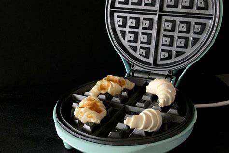 Waffeleisen in Nahaufnahme mit frischem Teig