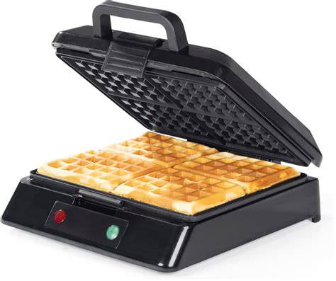 Waffeleisen mit Trennstege neben glatten, gekauften Waffeln