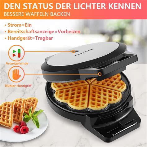 Waffeleisen mit frisch gebackenen Herzwaffeln