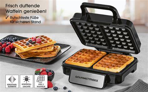 Waffeleisen mit frisch gebackenen Waffeln auf Gitter
