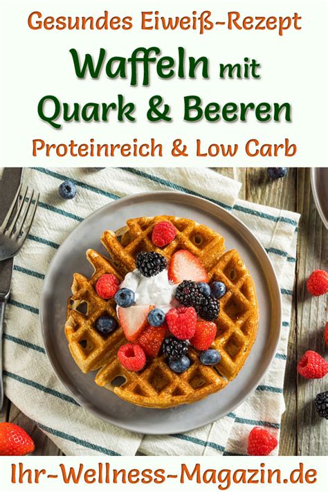 Waffeleisen mit frischen Protein-Waffeln und Beeren