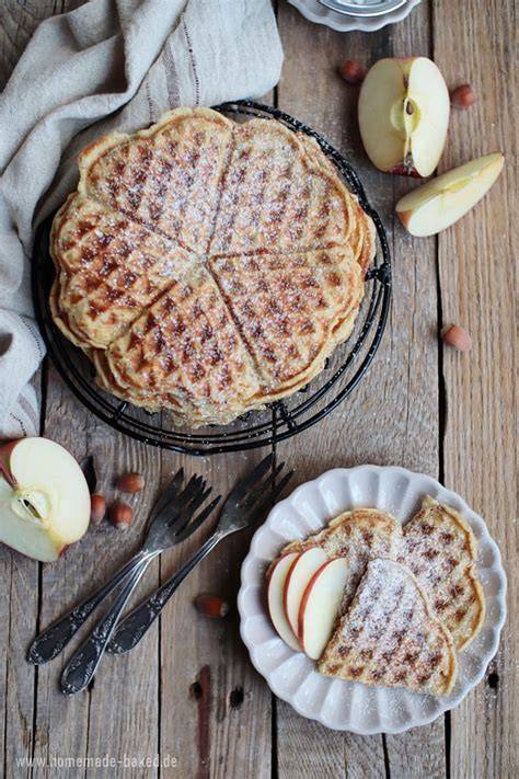 Waffeleisen mit goldbraunen Apfel‑Nuss‑Waffeln