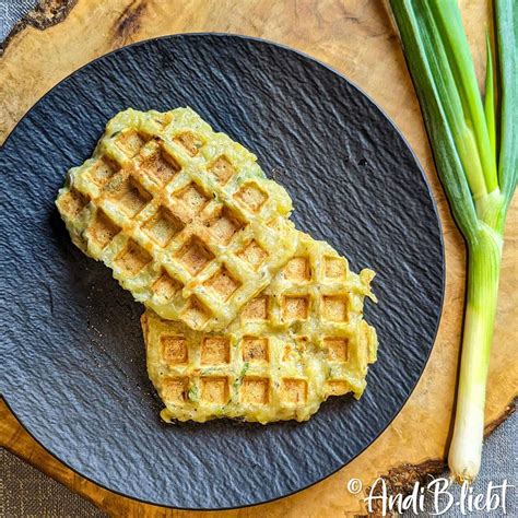 Waffeleisen mit goldbraunen Kartoffel‑Zucchini‑Waffeln