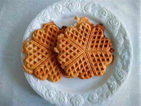 Waffeleisen mit goldbraunen Kichererbsen-Waffeln